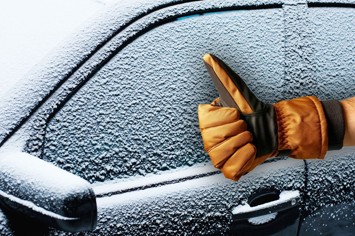 Cum sa dezgheti rapid geamurile masinii. Trucul banal care e la indemana oricarui sofer