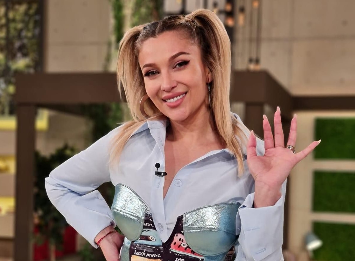 În ce serial apare Lora