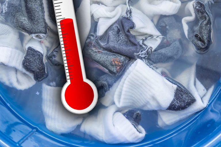 La ce temperatură se spală șosetele, de fapt. Așa vor scăpa de mirosul neplăcut și își vor arăta impecabil