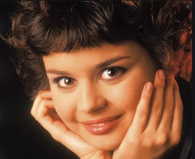 O mai ții minte pe Ana Maria Georgescu? A făcut furori cu piesa “Ochii tăi”, acum e transformată complet