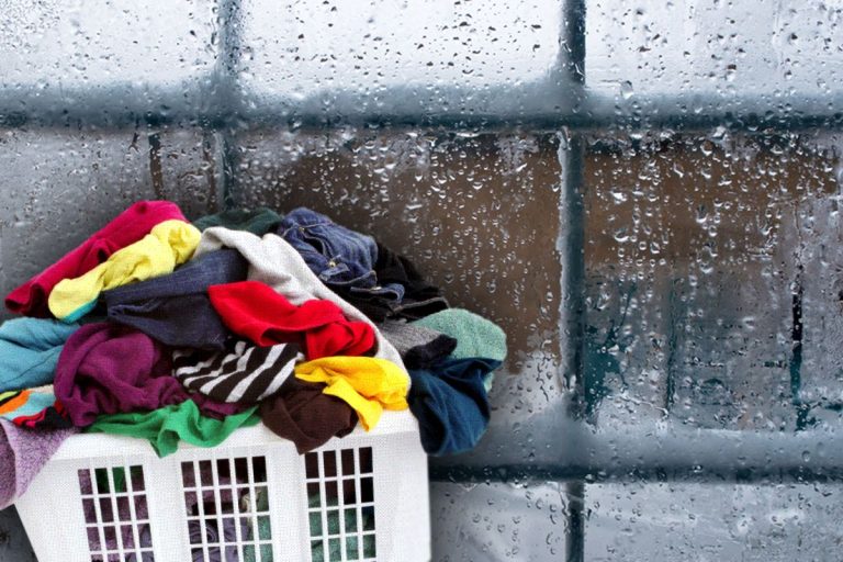 Soluții pentru uscarea hainelor iarna. Unde îți poți usca rapid hainele în interiorul casei fără să le pui pe calorifer sau în balcon