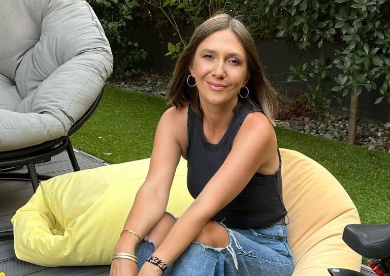 Ce procedură estetică și-a făcut Adela Popescu la nivelul feței. Vedeta este încântată de această schimbare de look