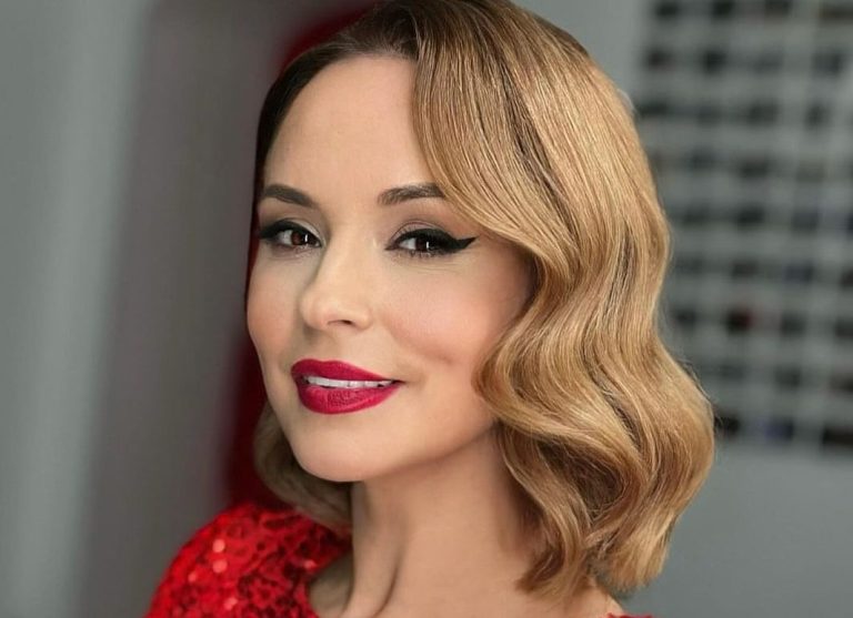 Cele mai frumoase imagini din tinerețea Andreei Marin. Așa s-a îmbrăcat la concursul Miss România, fusta prea scurtă a făcut furori