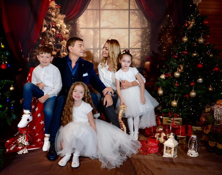 Vedetele din România, în ținute festive de Crăciun. Cum au apărut Andreea Marin, Andreea Bălan, Valentina Pelinel și Daniela Crudu, alături de familiile lor