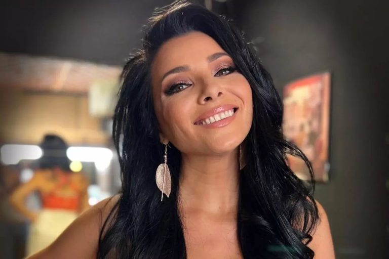 Acum e tare frumoasă Corina Caragea, însă arăta cu totul altfel înainte să ajungă la Pro TV. Cu greu o recunoști