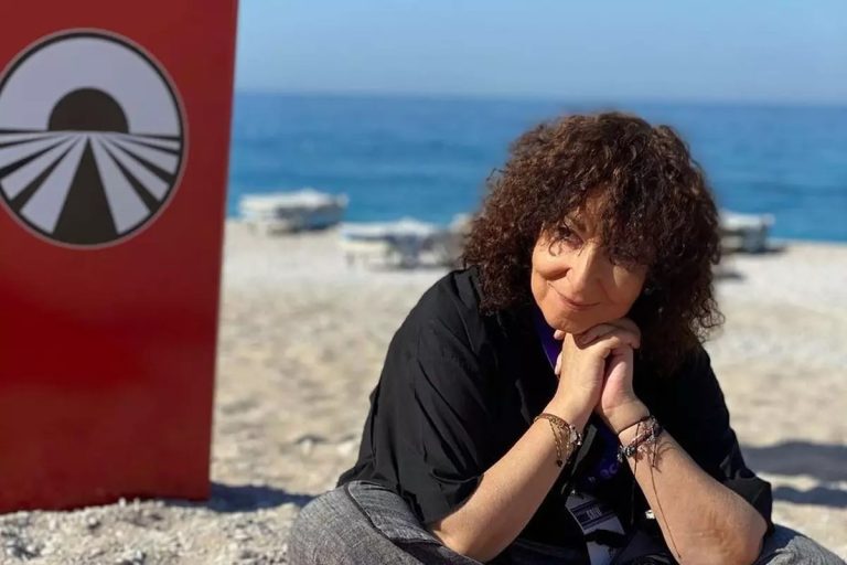 Cum a ajuns Mona Segall, producătoarea America Express și Chefi la Cuțite, să lucreze în televiziune.  Primul job l-a avut la 19 ani, părinții i-au insuflat pasiunea