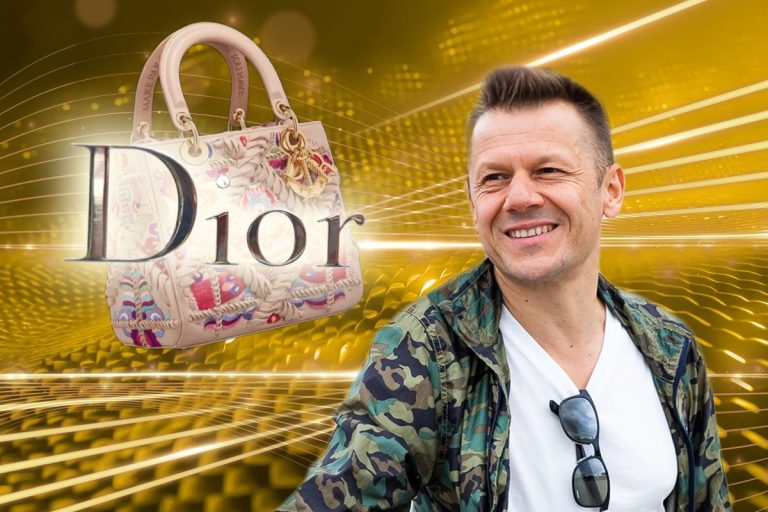 Cum arată geanta Dior făcută de artistul român Mircea Cantor. Ce proverb românesc are inscripționată pe ea
