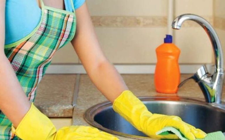 De ce să porți mănuși de protecție când faci curățenie în casă. Multe persoane fac greșeala