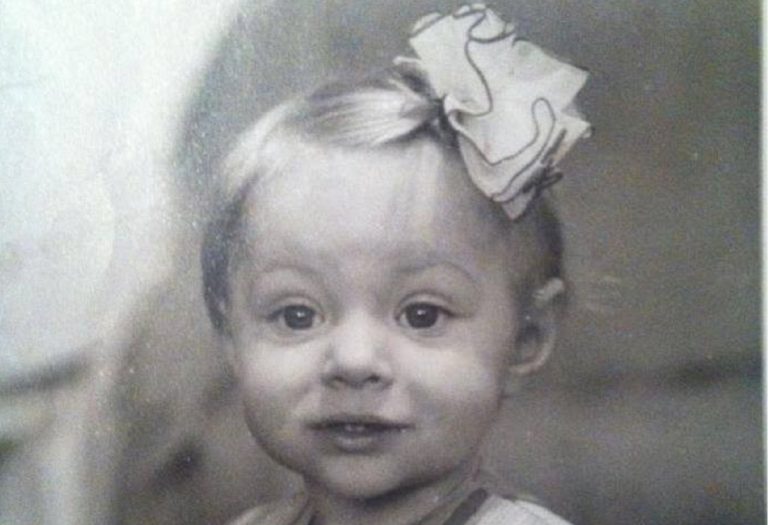 Fetița cu pampon din imagine a ajuns una dintre cele mai urmărite vedete din România. Sigur nu o recunoști