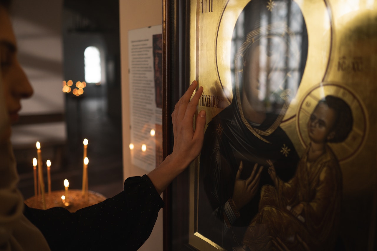 Sărbătoare mare astăzi, 30 decembrie 2023. Rugăciunea puternică pe care să o rostești, cui trebuie să-i spui La mulți ani