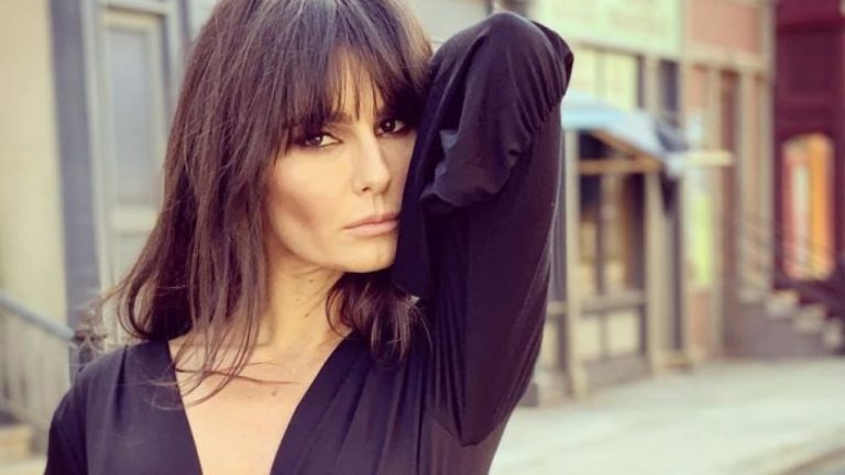 Dana Budeanu, surprinsă într-o nouă ipostază incendiară. Fără inhibiții, vedeta a pozat sumar îmbrăcată