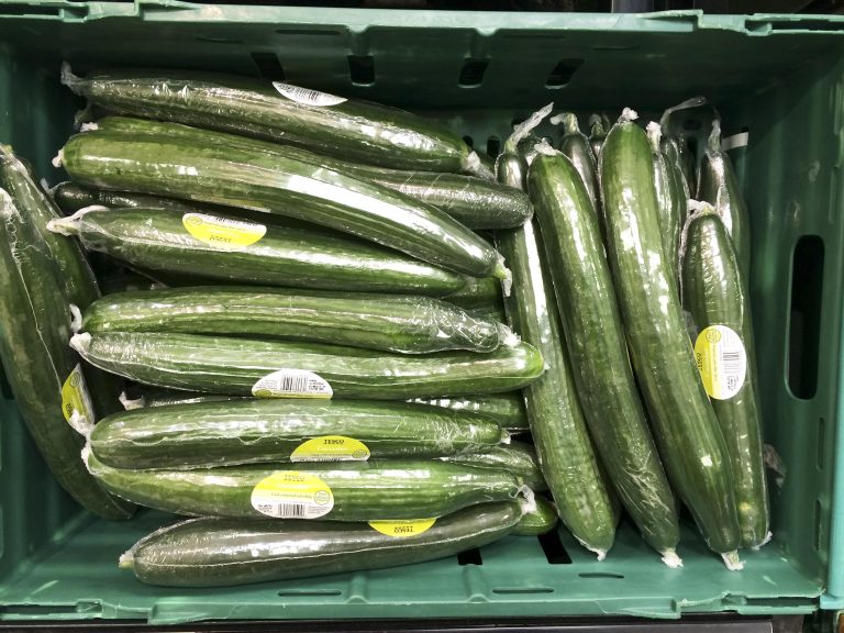 De ce castraveții sunt ambalați în folie de plastic? Detaliul care te va alarma