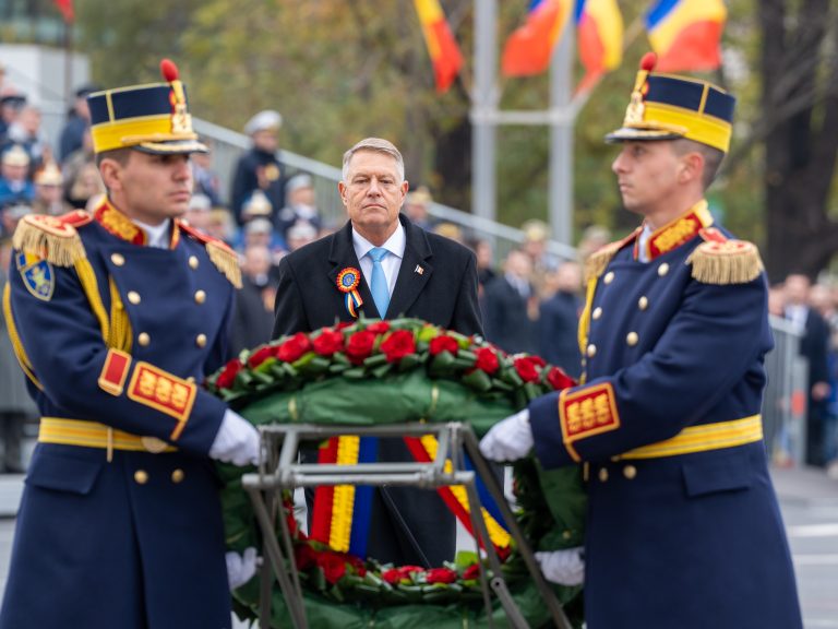 Ce făcea Carmen Iohannis când Klaus Iohannis a participat la parada de Ziua Națională. Gestul care a atras atenția românilor