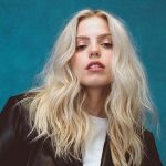 Actrita celebra care s-a impiedicat si a cazut in vazul tuturor 4