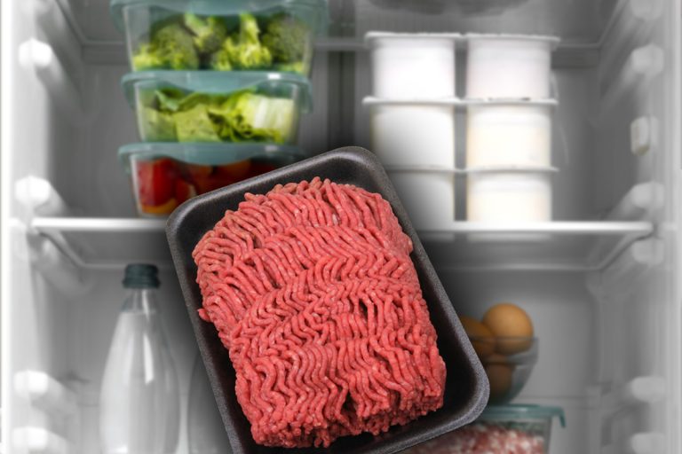 Cât timp rezistă în frigider carnea de vită proaspăt tocată. Detaliul la care să fii atent înainte să o consumi