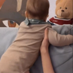 Ipostază emoționantă cu Theo Rose, s-a filmat când îi cântă copilului ei. Cum a reacționat Sasha