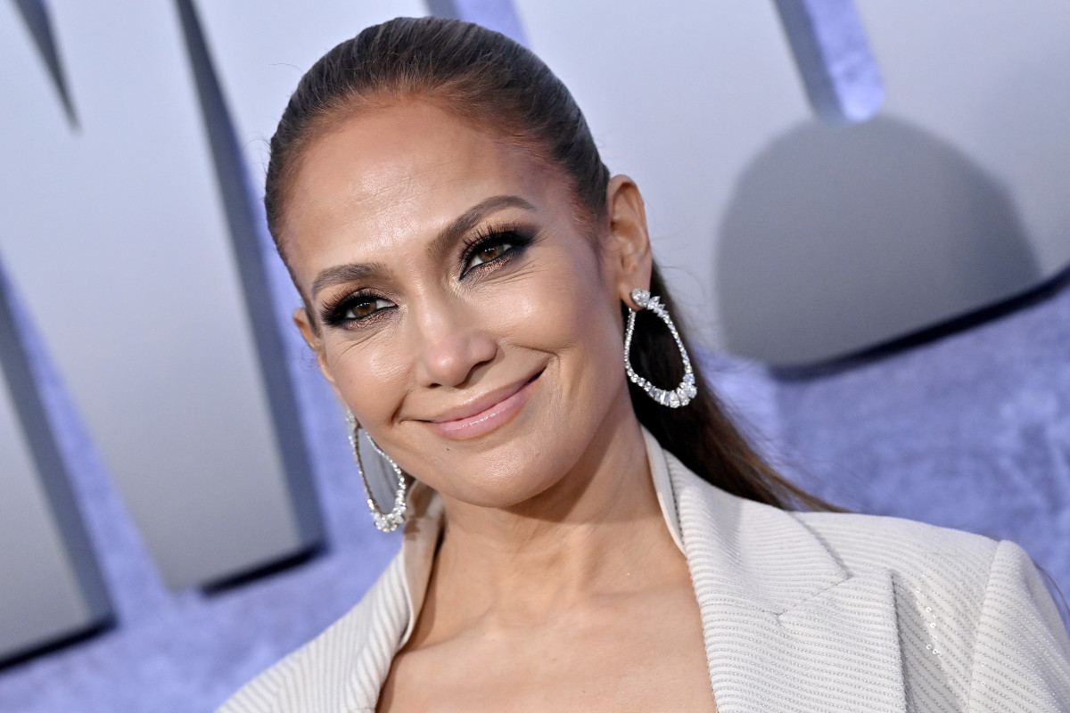 Jennifer Lopez, aparitie fabuloasa la Saptamana Modei de la Paris