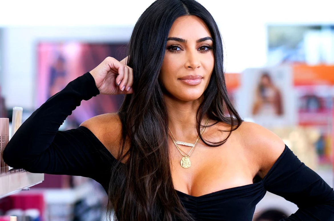 Kim Kardashian, de nerecunoscut! Vedeta a renuntat la tinutele mulate