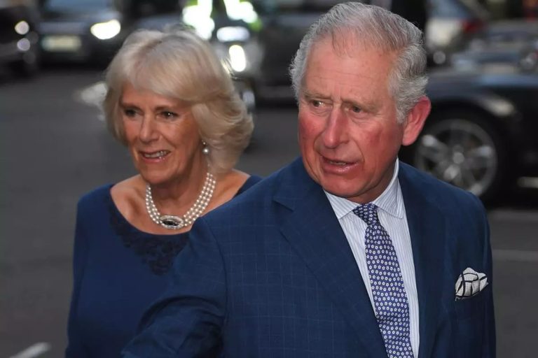 Regele Charles și Camilla, surprinși în drum spre spital. Detaliul de pe chipul ei spune totul, cum a încălcat protocolul regal