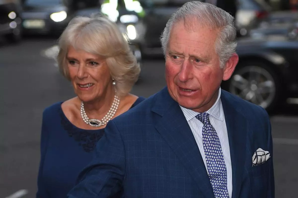 Regele Charles si Camilla, surprinsi in drum spre spital