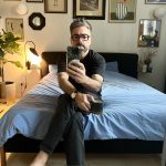 Tânărul chipeș din poză este azi unul dintre cei mai cunoscuți din România. Toate femeile îl ascultă, sigur nu îți dai seama cine e
