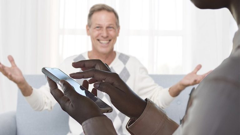 Tata socru se dă la mine. Nu știu ce e în mintea lui, m-a disperat cu mesajele