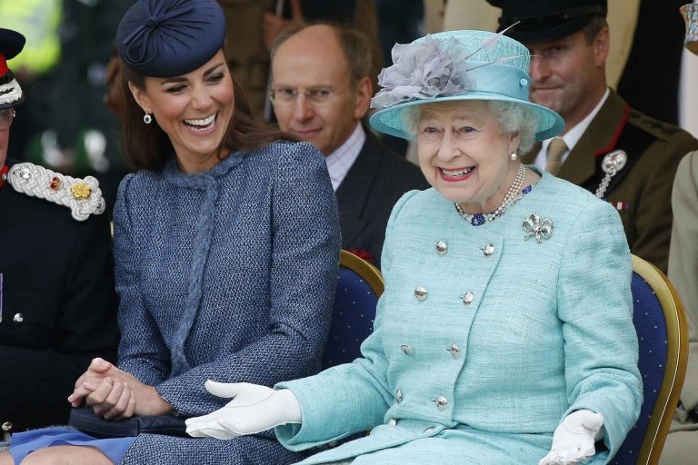 Ultimul cadou primit de Kate Middleton de la Regina Elisabeta a II-a. A emoționat-o până la lacrimi