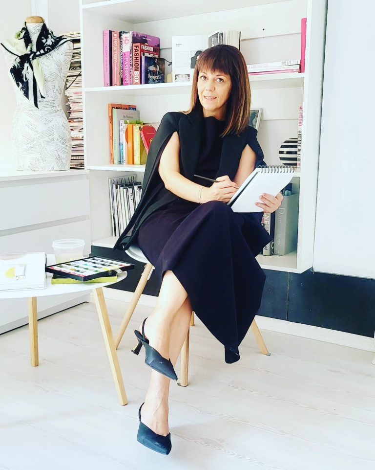 Designerul Andreea Tincu vrea să continue în aceeași manieră și după încetarea mandatului lui Klaus Iohannis la Cotroceni: „Este o onoare să poți crea ținute pentru Prima Doamnă” EXCLUSIV