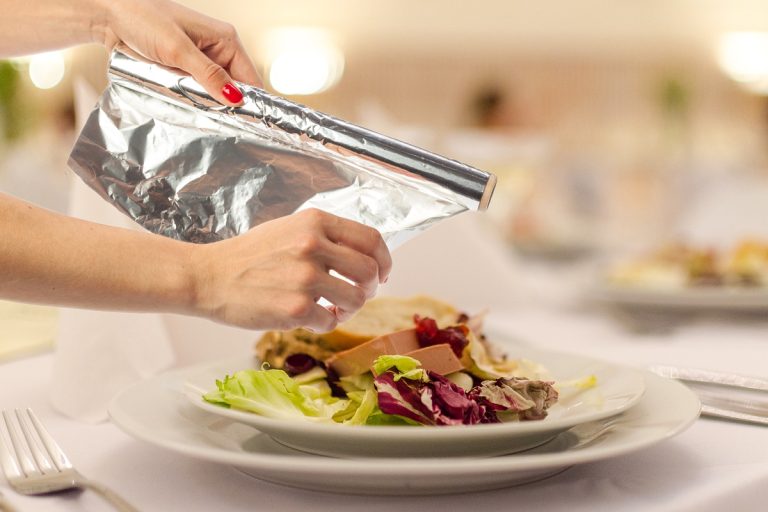 Ce se întâmplă de fapt dacă acoperi farfuria care conține mâncare cu folie de aluminiu. Multe persoane procedează așa, specialistul spune de ce e greșit
