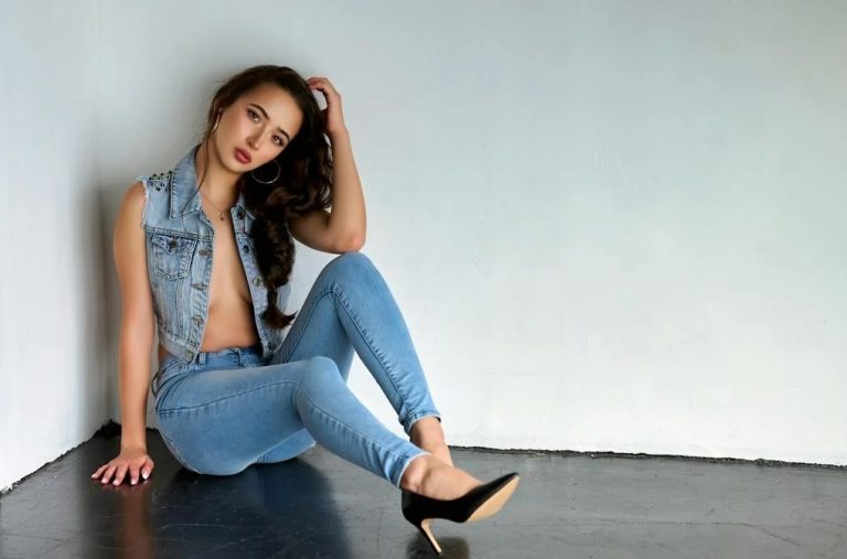 Cu ce să asortezi vesta de blugi. Trucuri de la designeri pentru un look spectaculos, vei atrage toate privirile