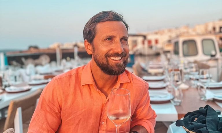 Cu ce se ocupă fratele lui Dani Oțil: “Nu este celebru, nici bogat”. Imagini rare cu prezentatorul de la Antena 1 din copilărie