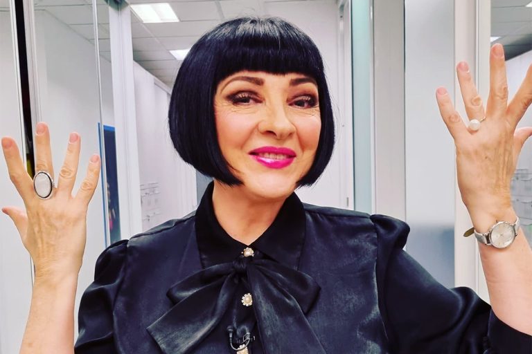 Neti Sandu a dat cărțile pe față. Poartă sau nu perucă? „Un invitat a înfipt mâna în părul meu să vadă dacă e adevărat!”