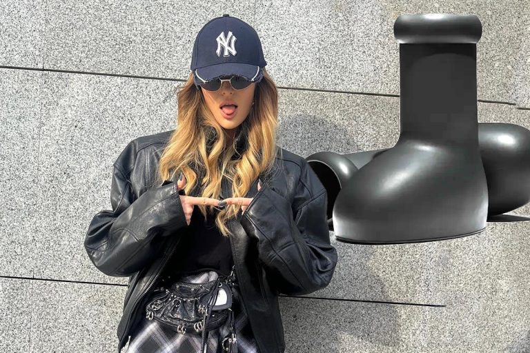 Noile cizme cu care Delia face furori, sunt la mare căutare printre vedetele de la Hollywood. Unde le poți comanda și cât costă