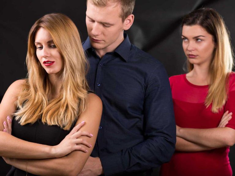 Prietena mea e îndrăgostită de iubitul meu. Am confruntat-o, mi-a confirmat chiar ea