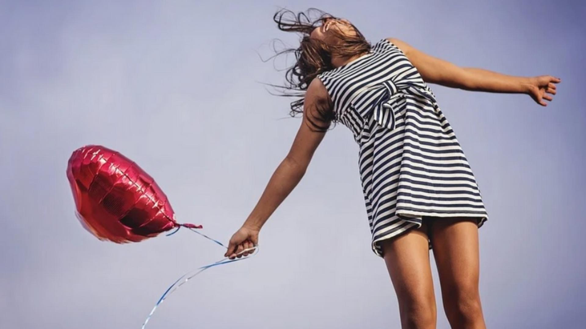 Semne că te iubește în secret