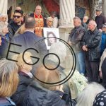 Sicriul cu trupul neinsufletit al Mioarei Roman, scos din biserica si dus la cimitir 1