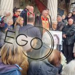 Sicriul cu trupul neinsufletit al Mioarei Roman, scos din biserica si dus la cimitir 2