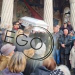 Sicriul cu trupul neinsufletit al Mioarei Roman, scos din biserica si dus la cimitir