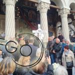 Sicriul cu trupul neinsufletit al Mioarei Roman, scos din biserica si dus la cimitir 4
