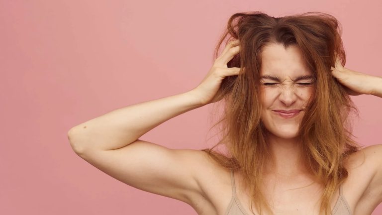 Trucul rapid cu folie de aluminiu ca să scapi de electrizarea părului. Cum trebuie de fapt să o folosești. Efectele sunt uimitoare