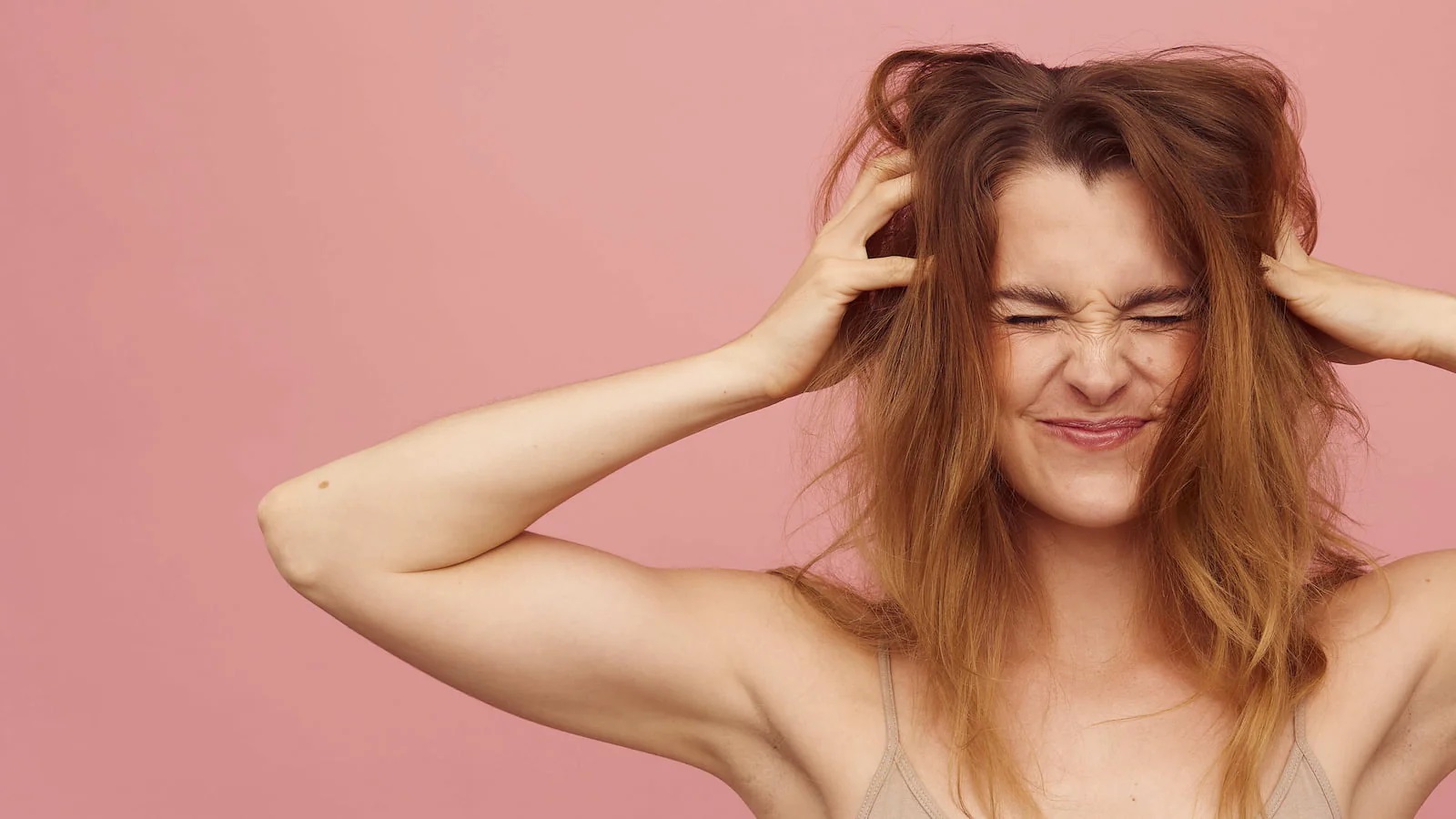 Trucul rapid cu folie de aluminiu ca să scapi de electrizarea părului. Cum trebuie de fapt să o folosești. Efectele sunt uimitoare