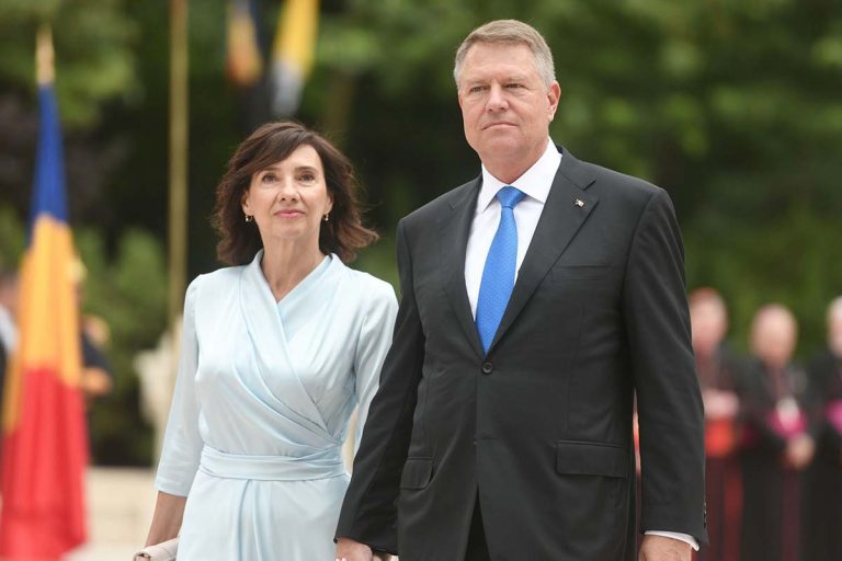 Cum arătau Carmen și Klaus Iohannis în tinerețe. Imaginile inedite au scăpat pe internet, cu greu îi recunoști