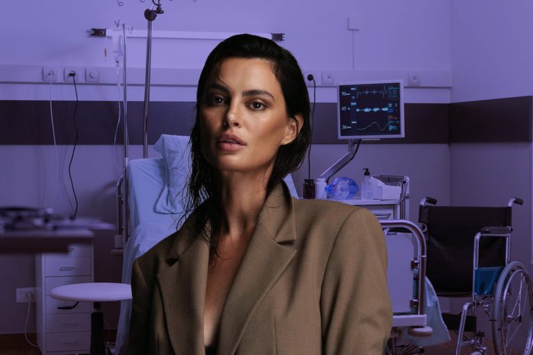 Catrinel Menghia s-a filmat pe patul de spital. Ce a pățit una dintre cele mai frumoase românce, nimeni nu se aștepta să o vadă așa