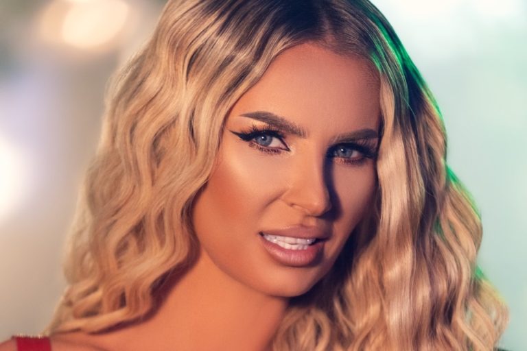 Ce intervenție și-a făcut Andreea Bănică la față: “Toate avem nevoie să fim mai frumoase”. Artista a postat primele imagini