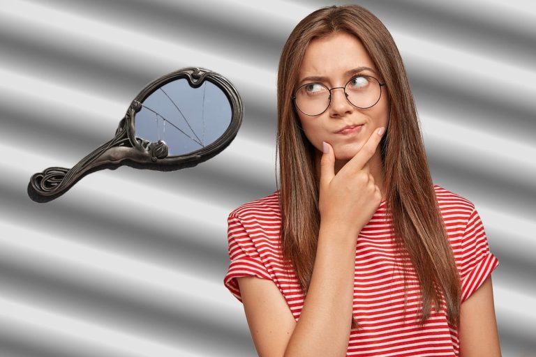 Ce se întâmplă dacă spargi o oglindă din greșeală? Cele mai vechi superstiții din popor arată clar