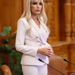 Ce tinuta a purtat Laura Vicol, nasa de cununie a Roxanei Vancea, la eveniment 8