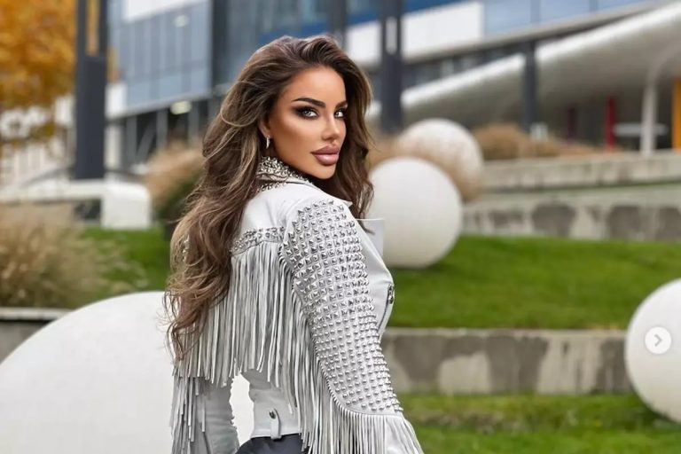 Ce ținute a purtat Bianca Drăgușanu la super petrecerea dată de ziua ei. Invitații au venit îmbrăcați în alb și negru FOTO