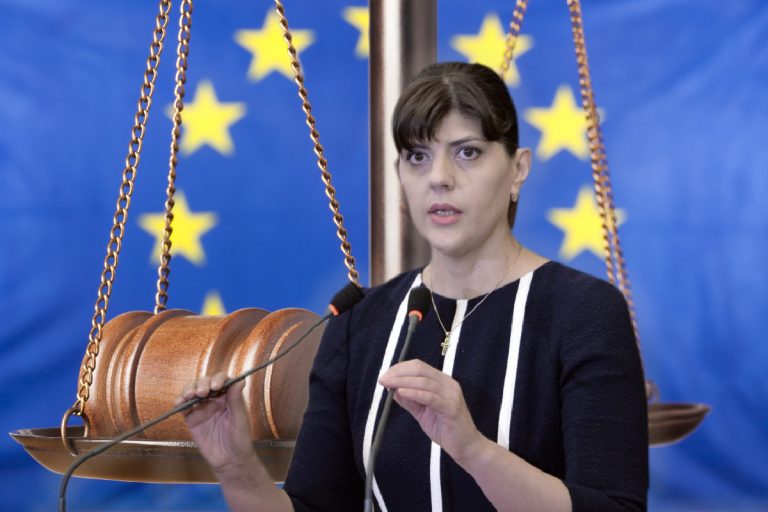 Cum arăta Laura Codruța Kovesi în tinerețe. Cu greu o recunoști la 16 ani, în pantaloni scurți și slabă. Imaginile cu ea te vor lăsa mască