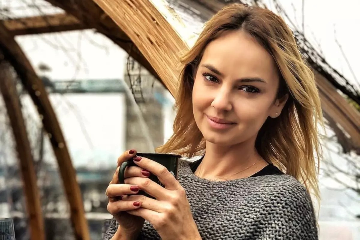 Cum arata Roxana Ionescu, cand s-a lansat la Fata de la pagina 5. Era bruneta pe atunci si poza provocator cu decolteul generos la inaintare 1