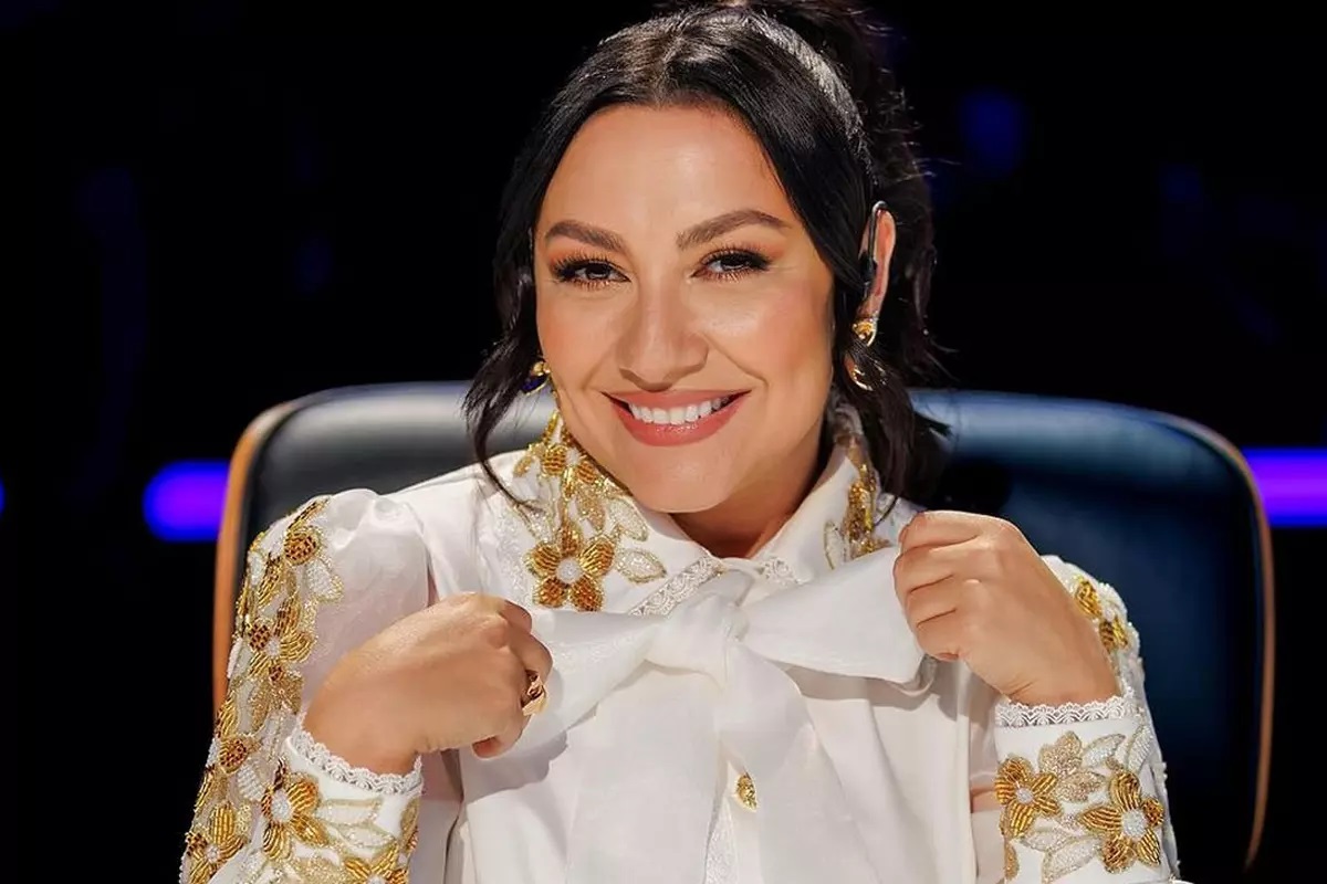 Ipostaze rare cu Andra in costum de baie